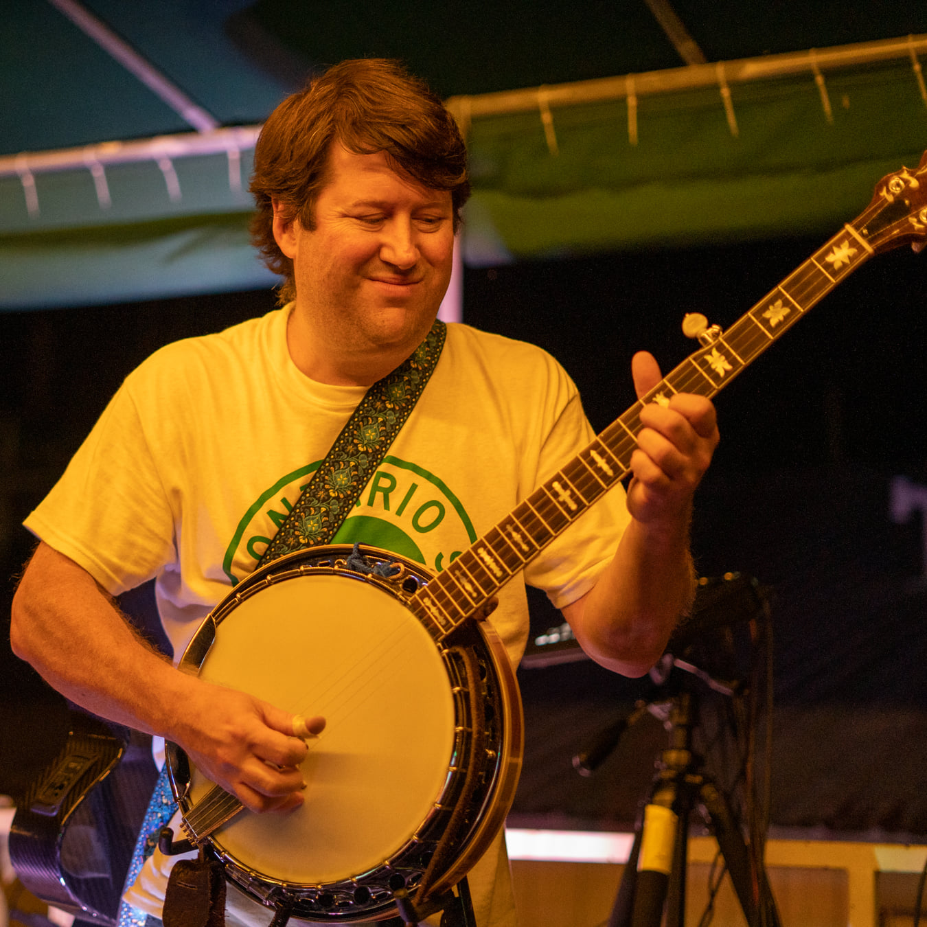 Brian Tomaszewski playing the banjo