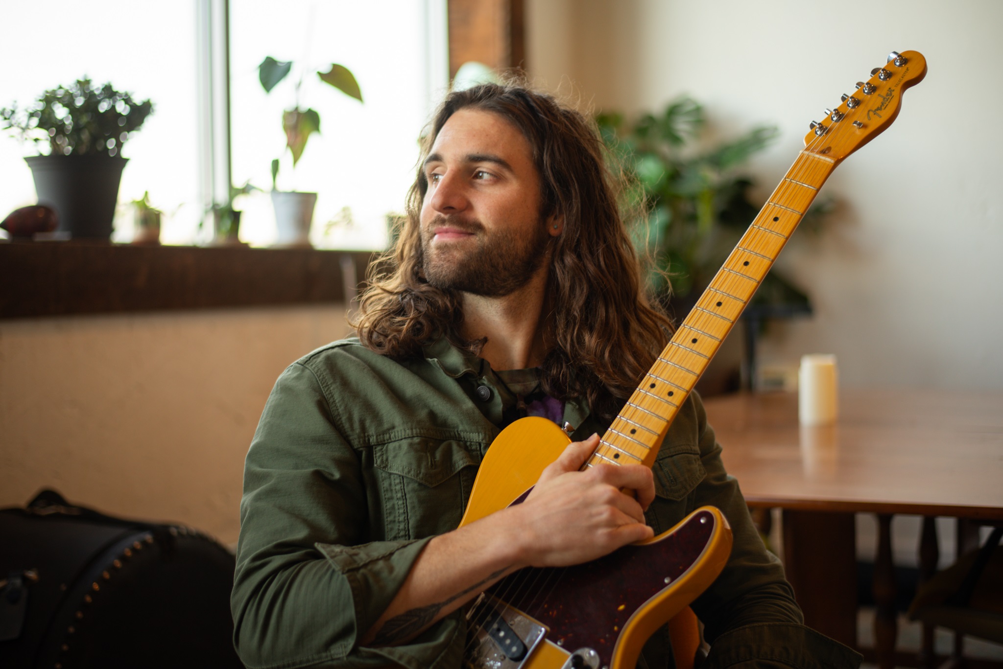 Portrait of Anthony Sciliano with his guitar
