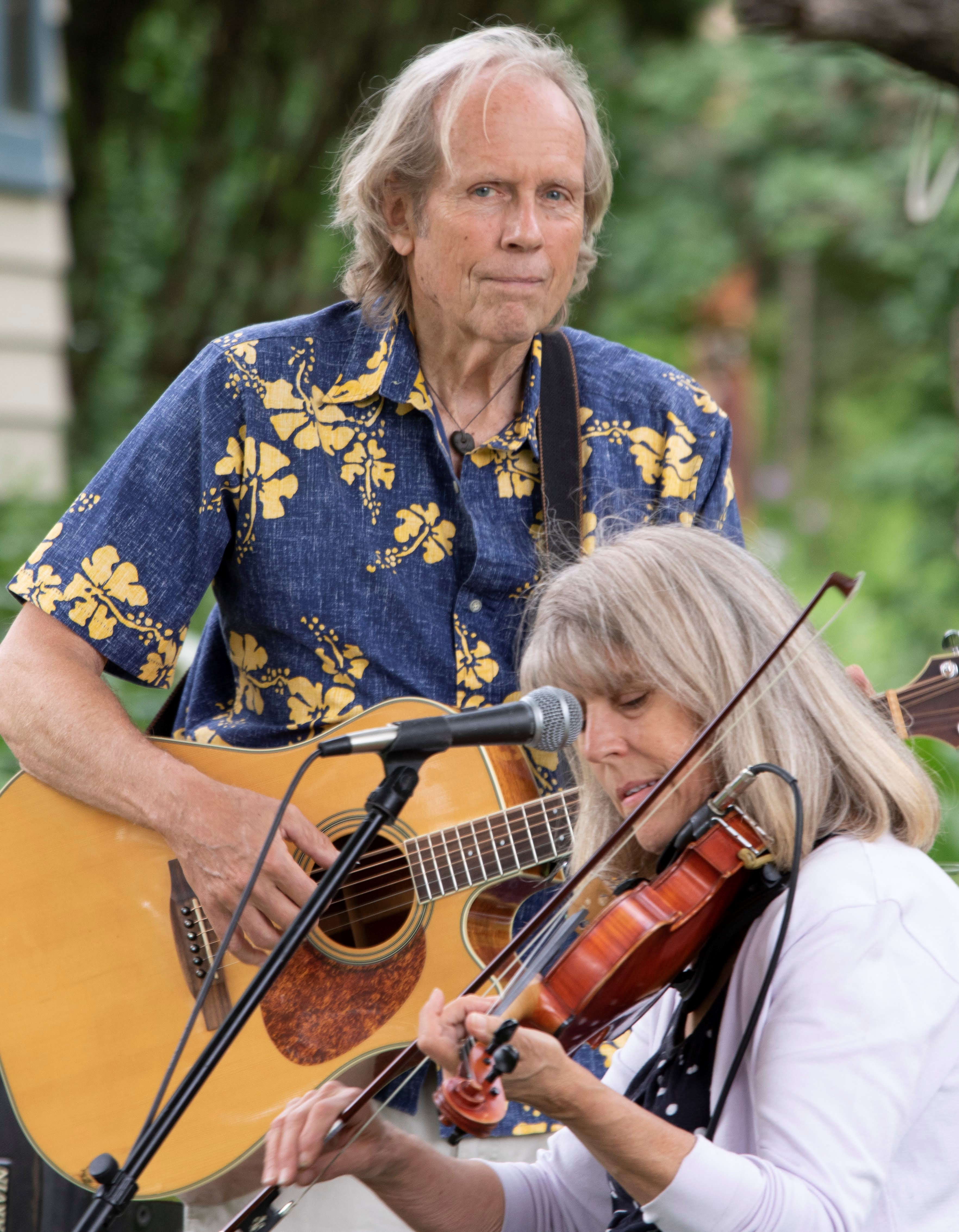 Bob playing guitar & Dee playing violin