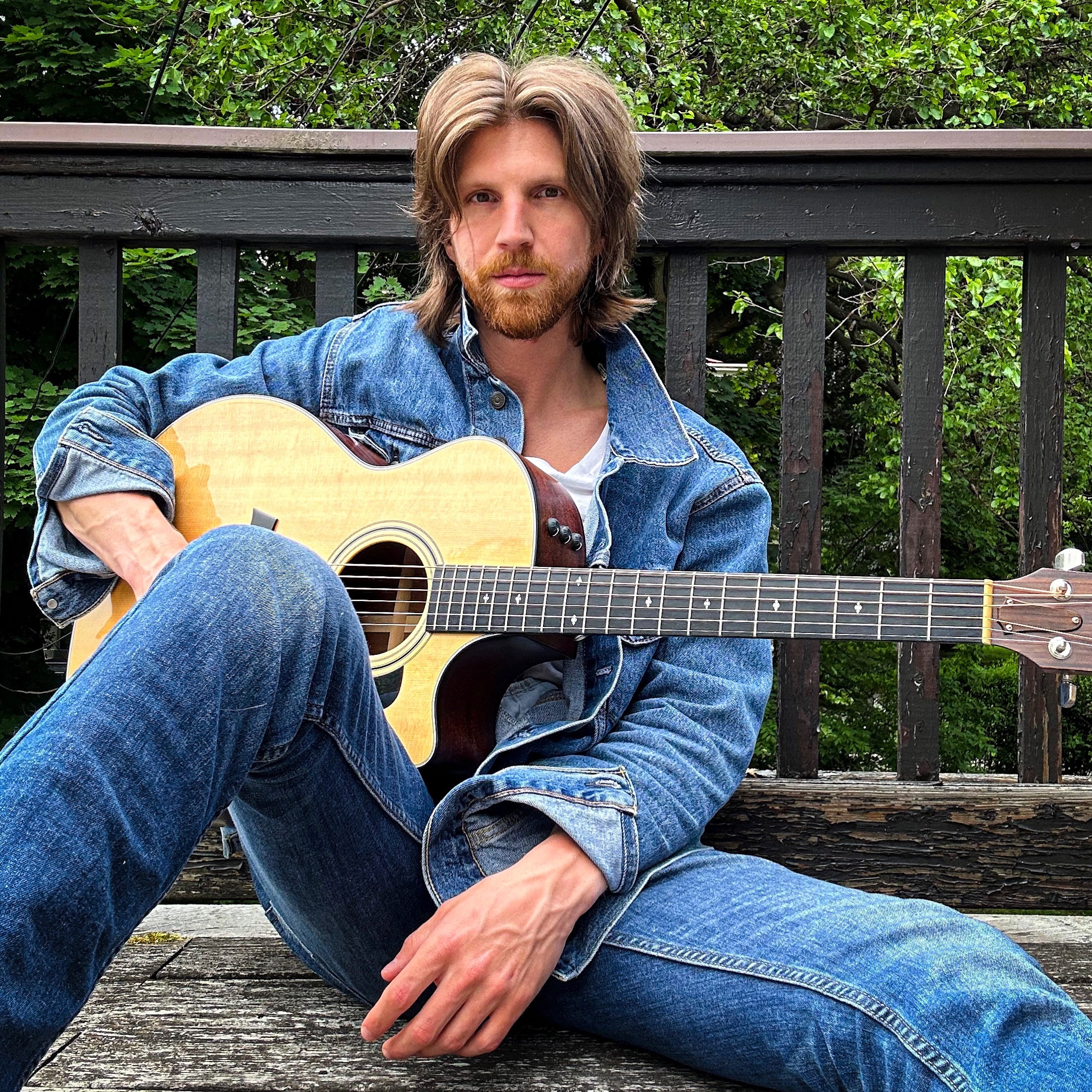 Portrait of River Lynch with his guitar